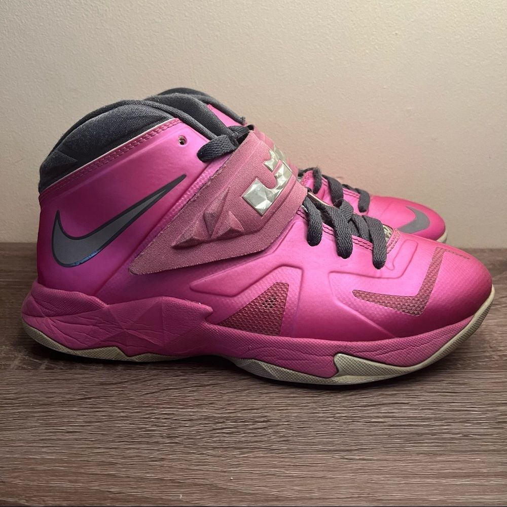 NIKE Zoom Lebron 7 VII Think Pink Shoe 599818-600 Pink Gray Youth Size 6